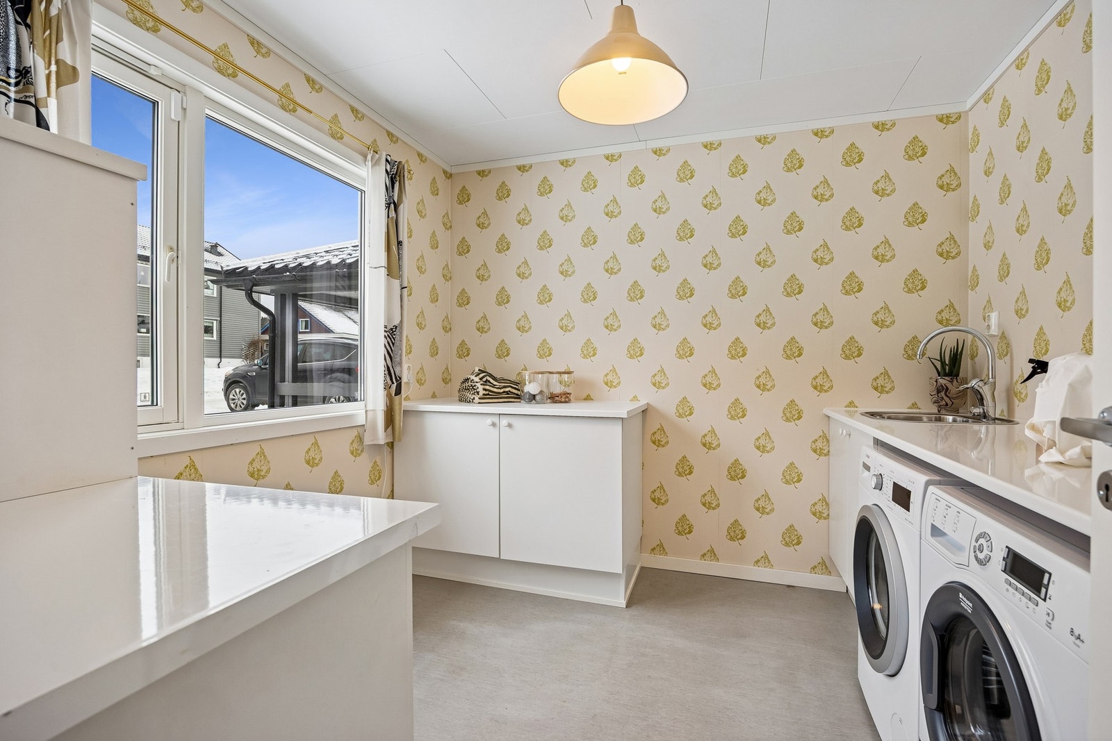 Rett innenfor gangen har du et praktisk vaskerom. Galleribilde