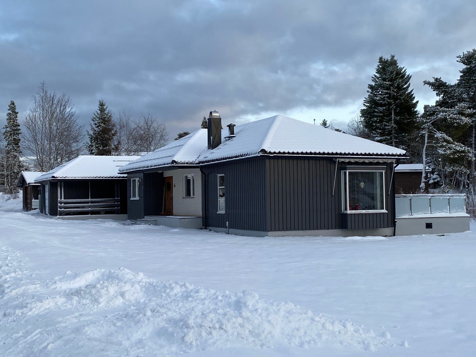 Boligen har både garasje og parkeringsmuligheter på oppstillingsplass. Galleribilde
