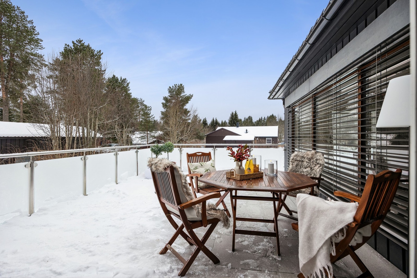 Terrassen har utebelysning, utvendig stikkontakt og motorstyrt markise. Terrassen ble flislagt i 2023. Galleribilde