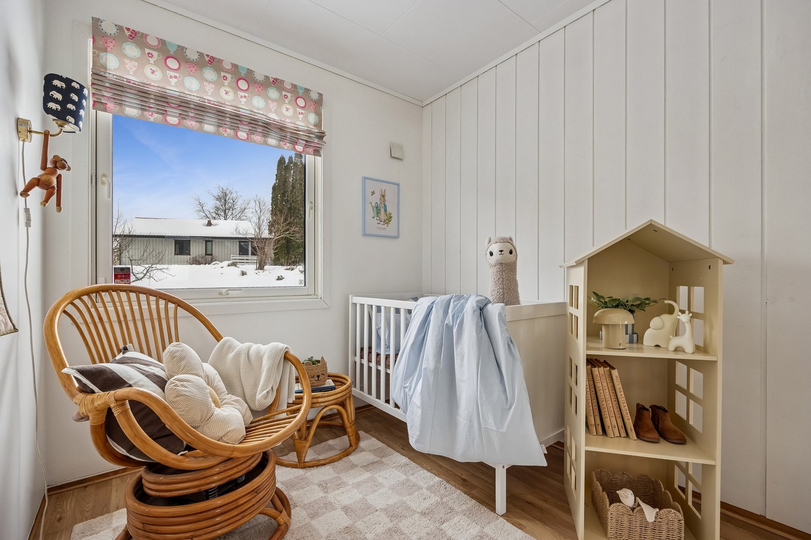 I tillegg til hovedsoverommet finnes det to gode soverom, med doble garderobeskap i begge rommene. Galleribilde