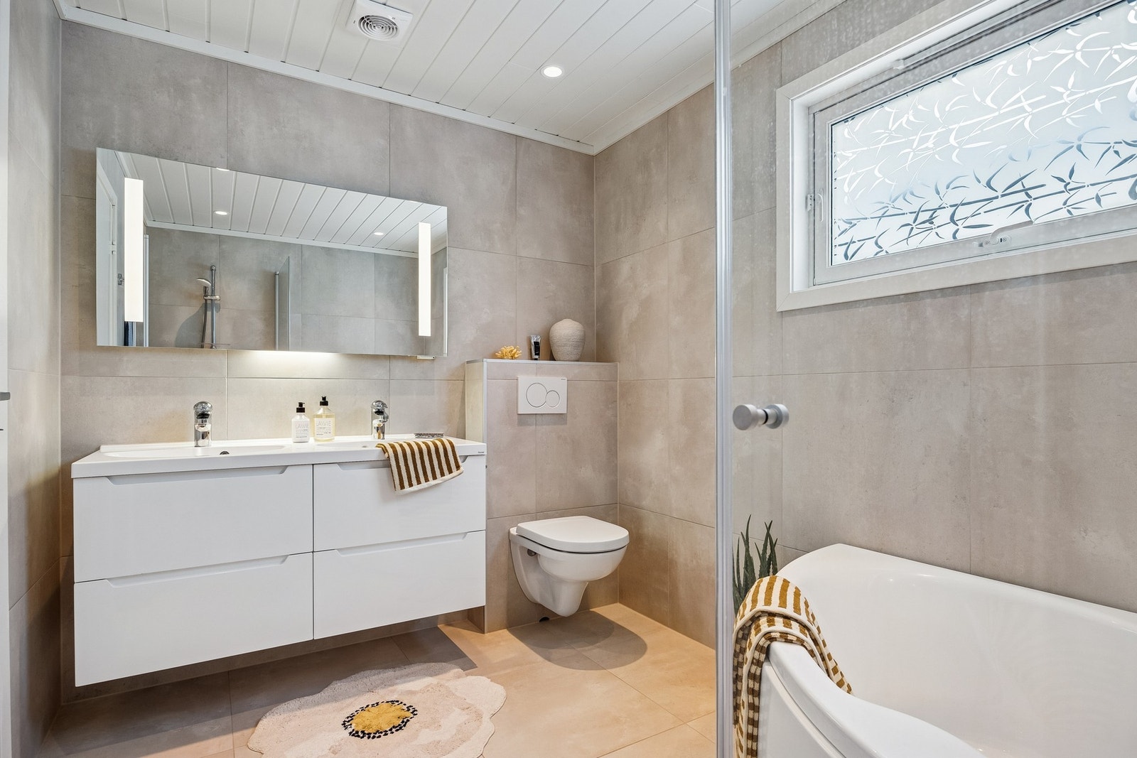 Flott flislagt bad med varme i gulv. Galleribilde