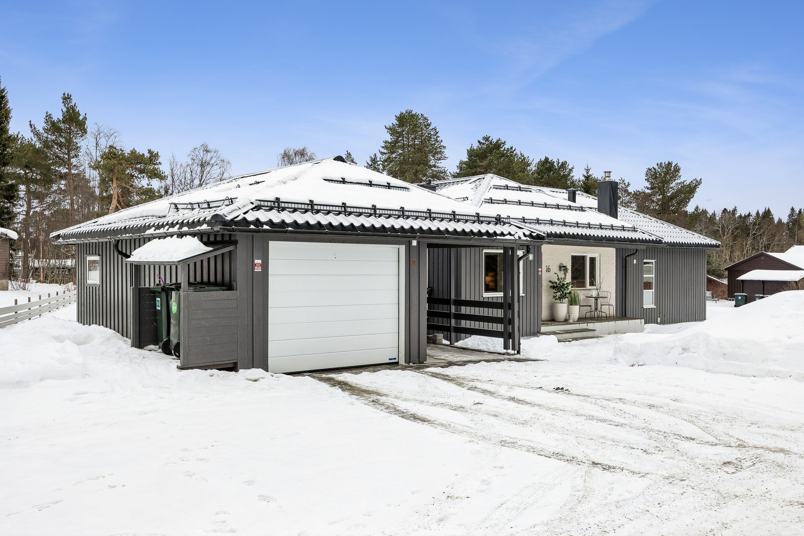 Taket er belagt med takplater av metall fra 2013 og har fått TG1 av takstmann. Galleribilde