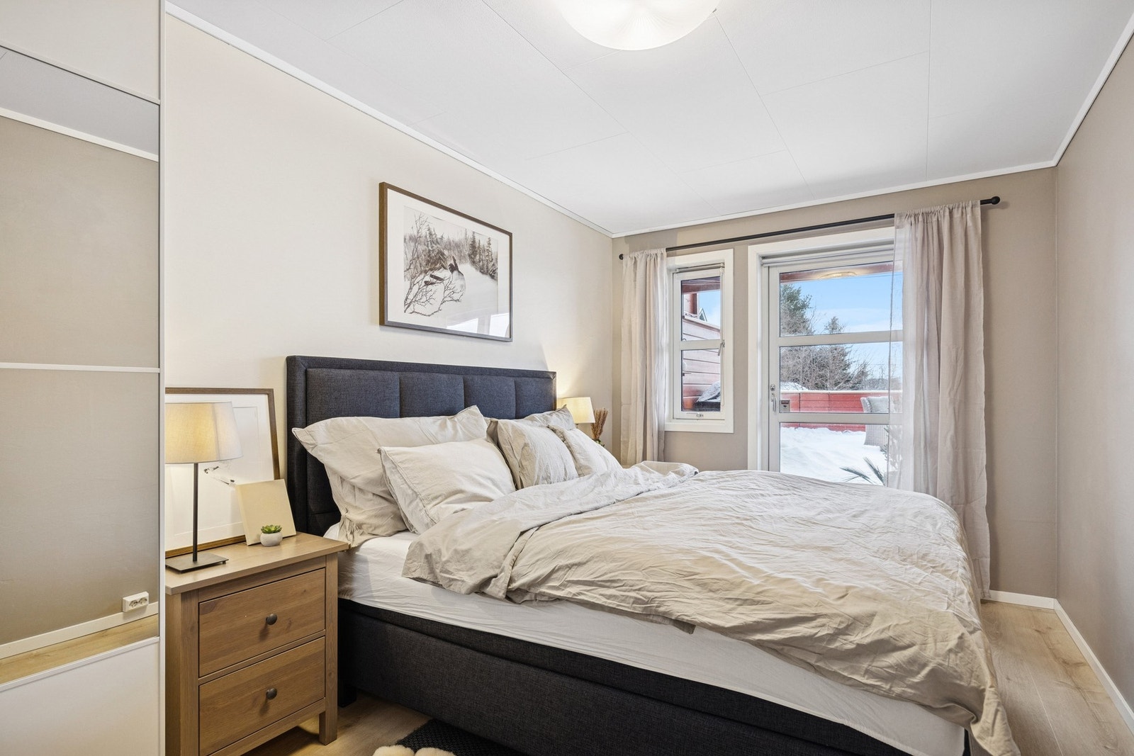 Rommet er malt i moderne farger og har garderobeskap. Galleribilde