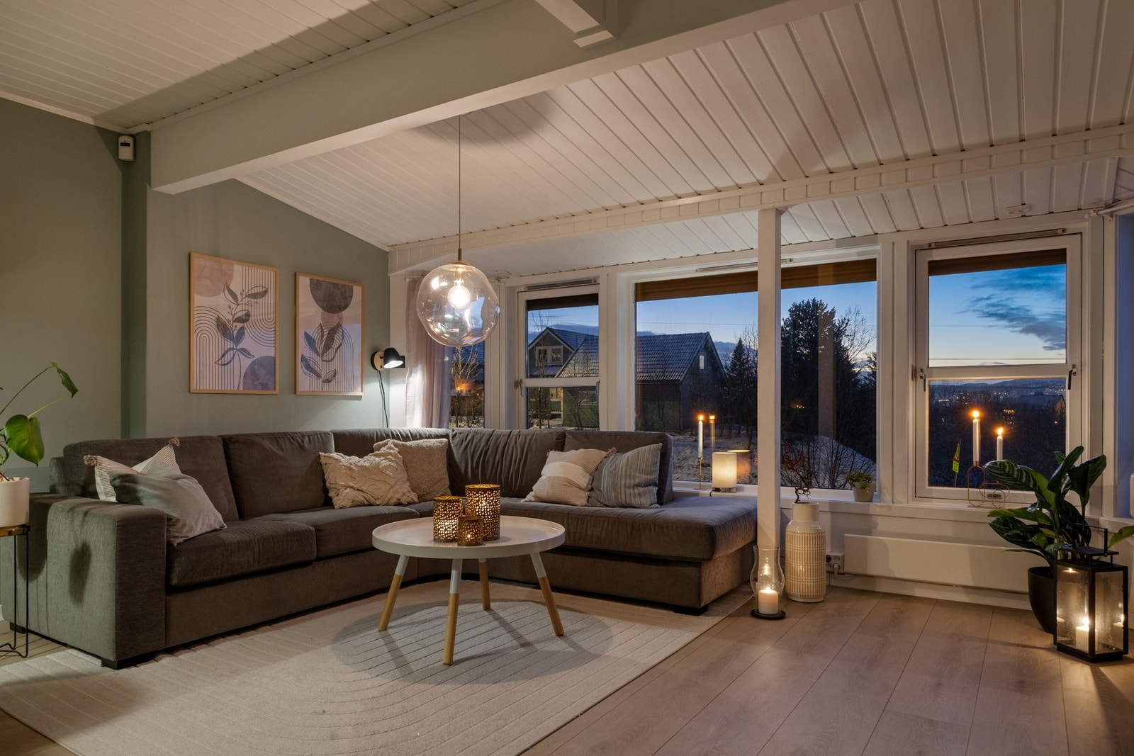 Rekkehuset har en rekke gode kvaliteter som en solrike uteplasser, flott utsikt, store vindusflater, god planløsning og rikelig med oppbevaringsplass. Galleribilde