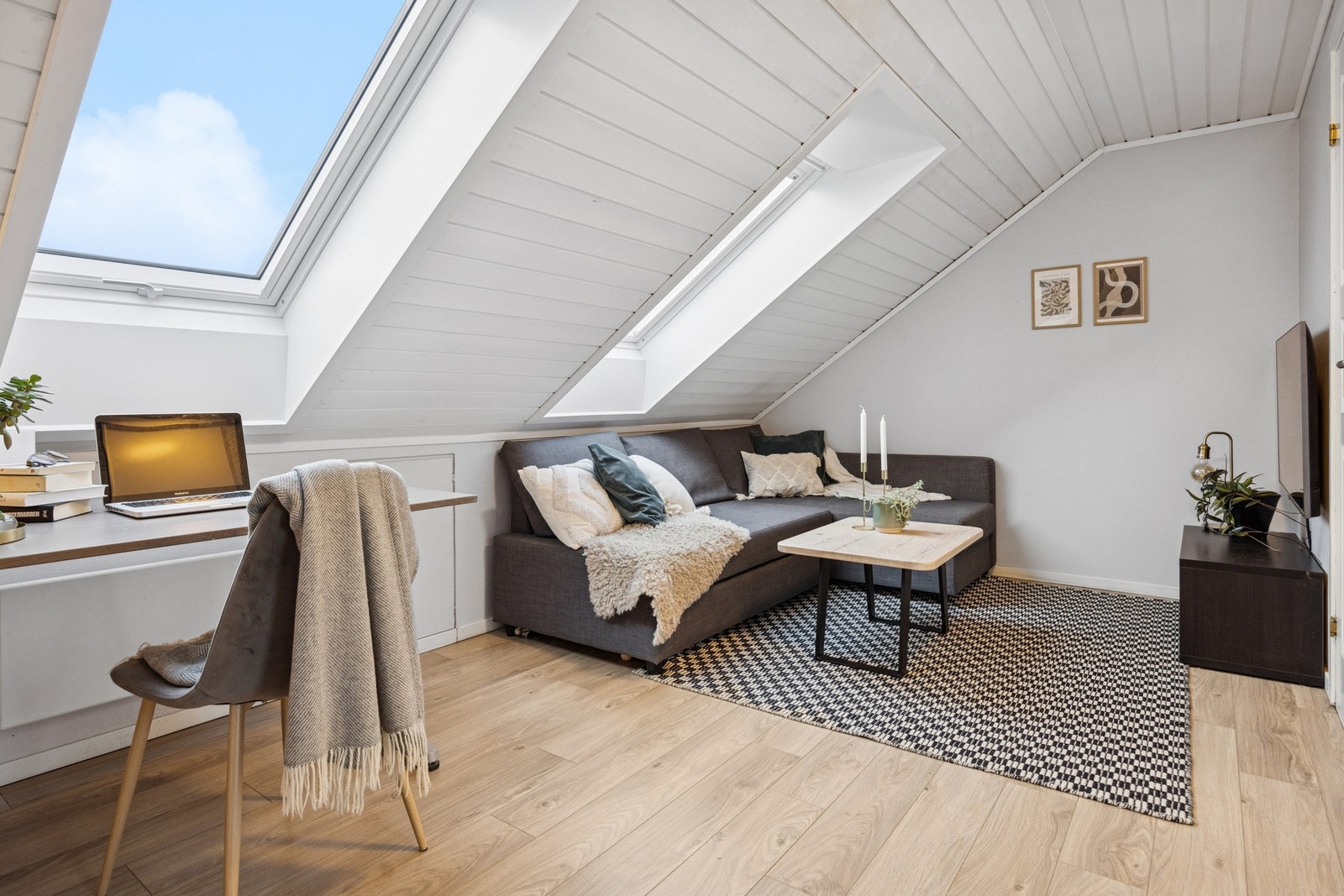 Soverom, benyttes i dag som kotnor/loftsstue. Nye takvinduer på loft fra 2024. Lyse og fine rom. Galleribilde