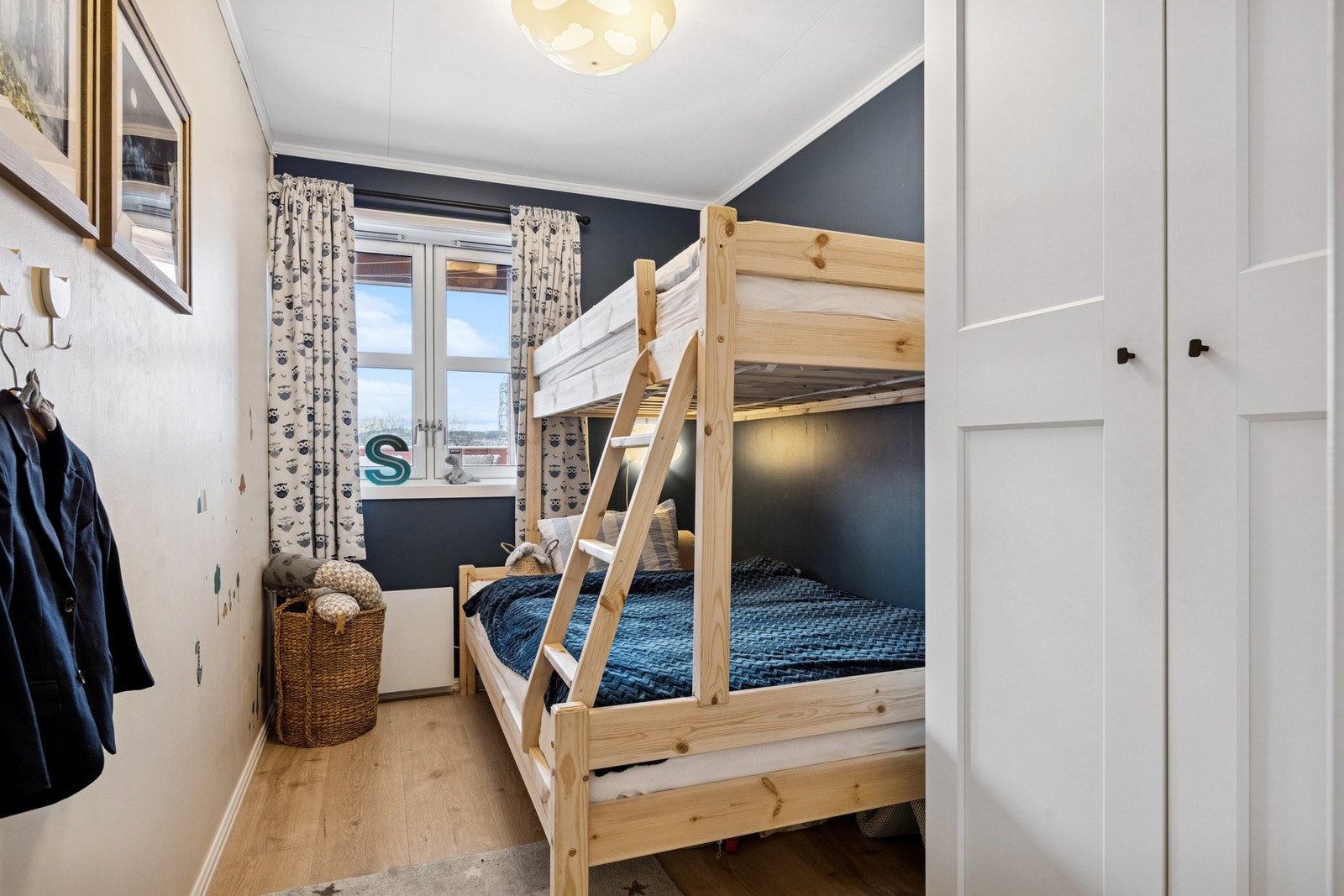 2 praktiske soverom i boligens sokkeletasje. Dette er det minste soverommet med plass til garderobeløsning. Galleribilde