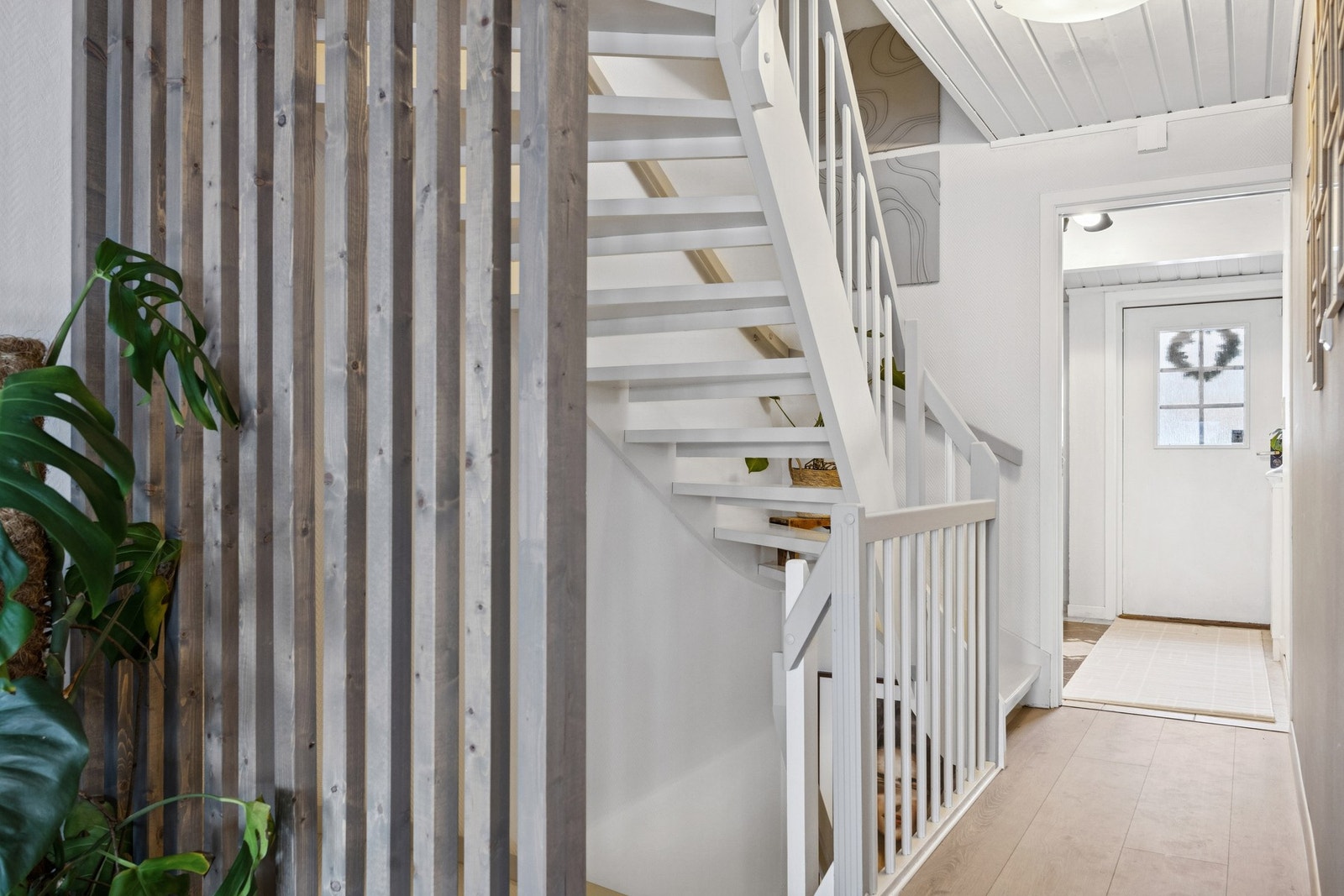 Rekkehuset går over 3 plan med praktisk planløsning. Her har man soveromsavdeling i sokkel og innredet loft. Galleribilde