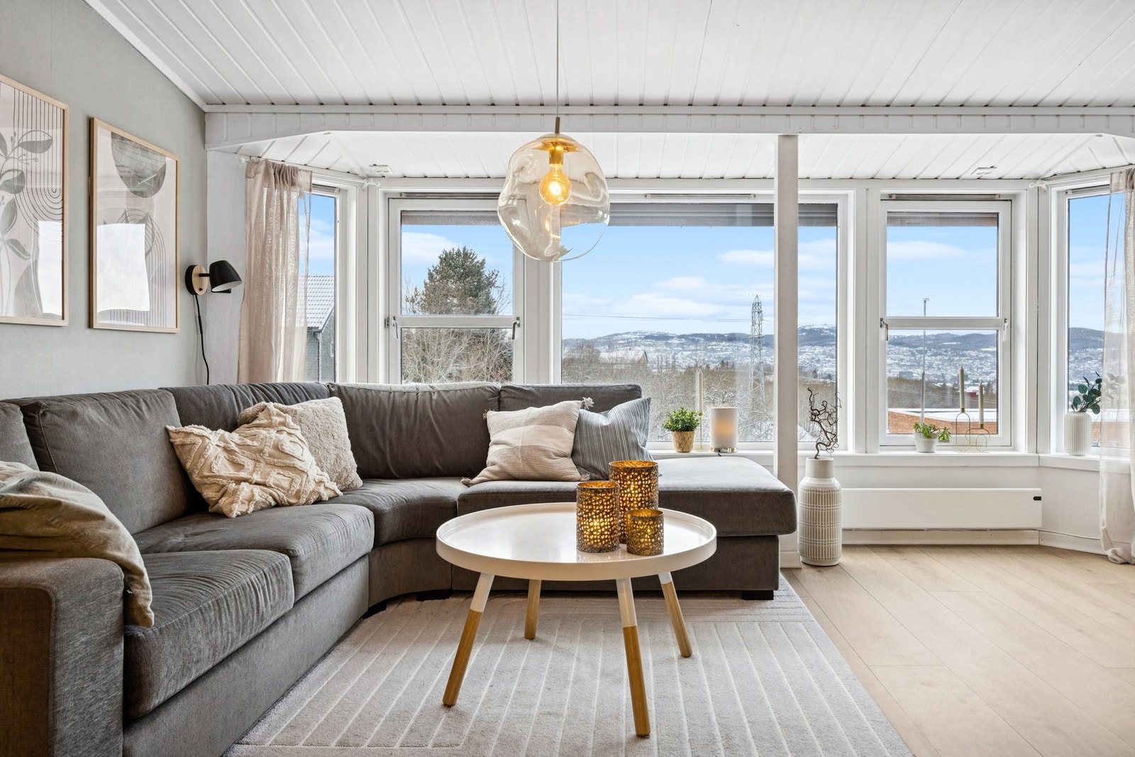 Rekkehuset går over tre plan og fremstår som lyst og innbydende. Utvendig elektrisk solskjerming på stue. Galleribilde