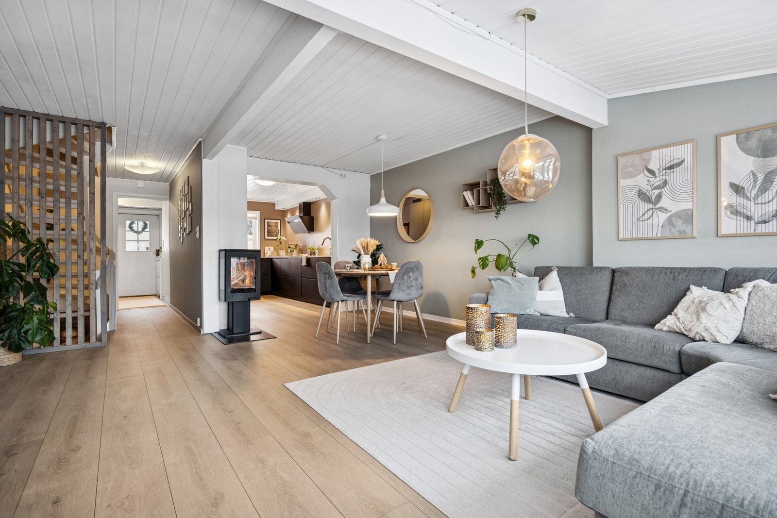 Stuen er malt i moderne fargevalg og har også vedovn fra 2018. Galleribilde