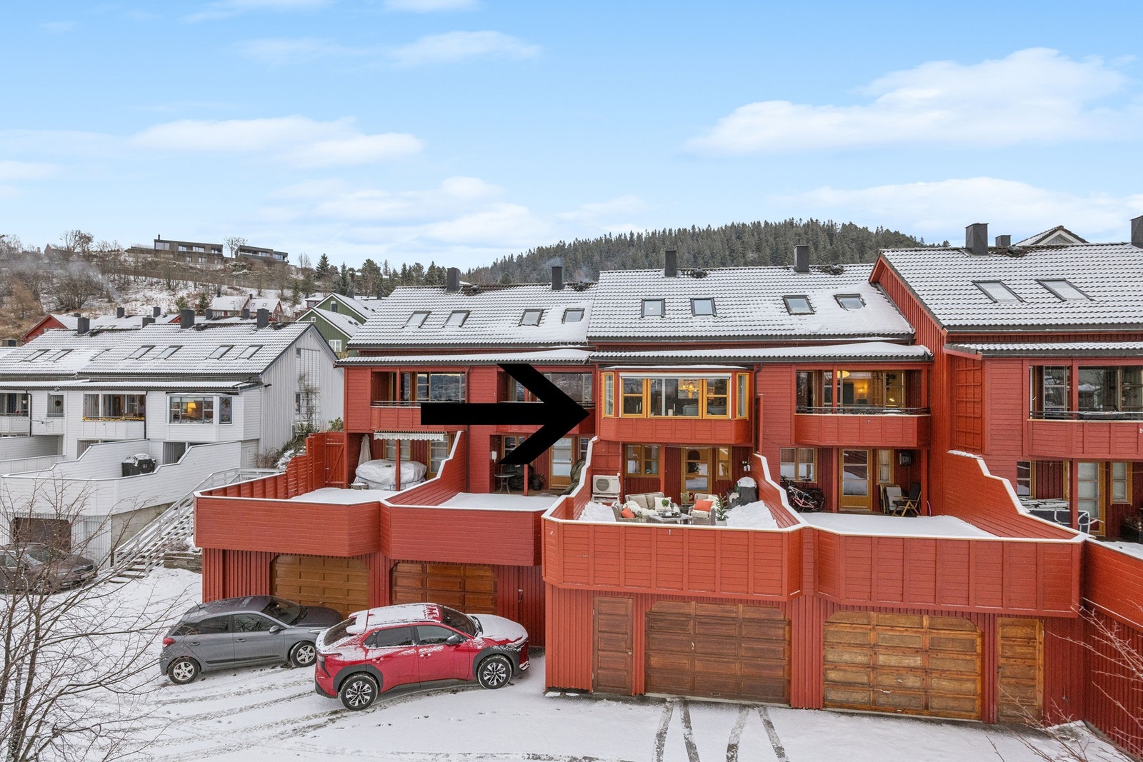 Huset er markert med sort pil. Galleribilde