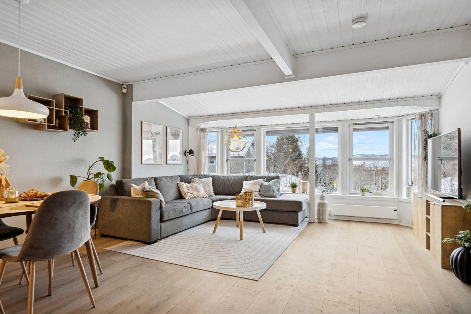 I tillegg til vedovn varmes også huset opp via varmepumpe. Innstallert i 2020. Luft -luft varmepumpe plassert på stuen. Galleribilde