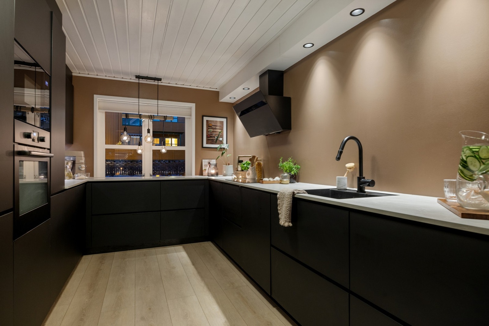 Integrerte hvitevarer medfølger handelen. Nye hvitevarer som fryseskap, kjøleskap, ovn, oppvaskmaskin og mikro fra 2020. Galleribilde