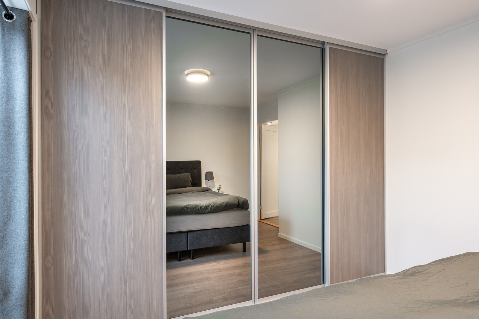 Rikelig med lagringsplass i garderobeløsning på hovedsoverom Galleribilde