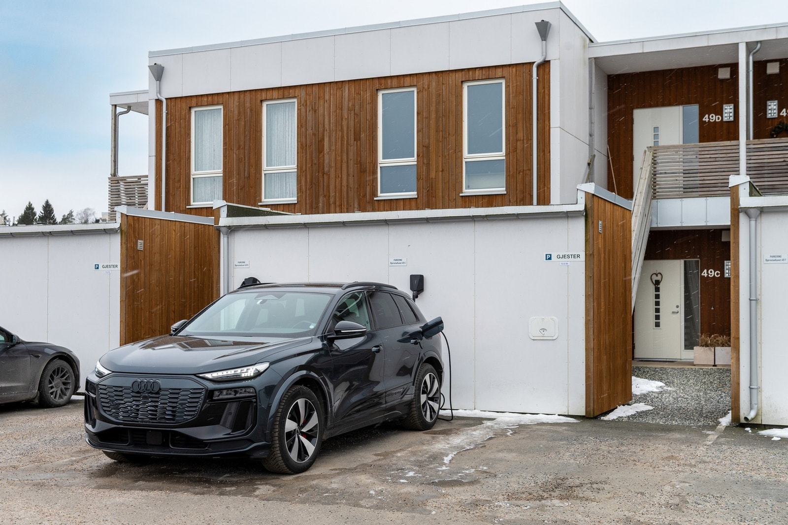 Montert elbillader. Tilhører denne seksjonen. Galleribilde