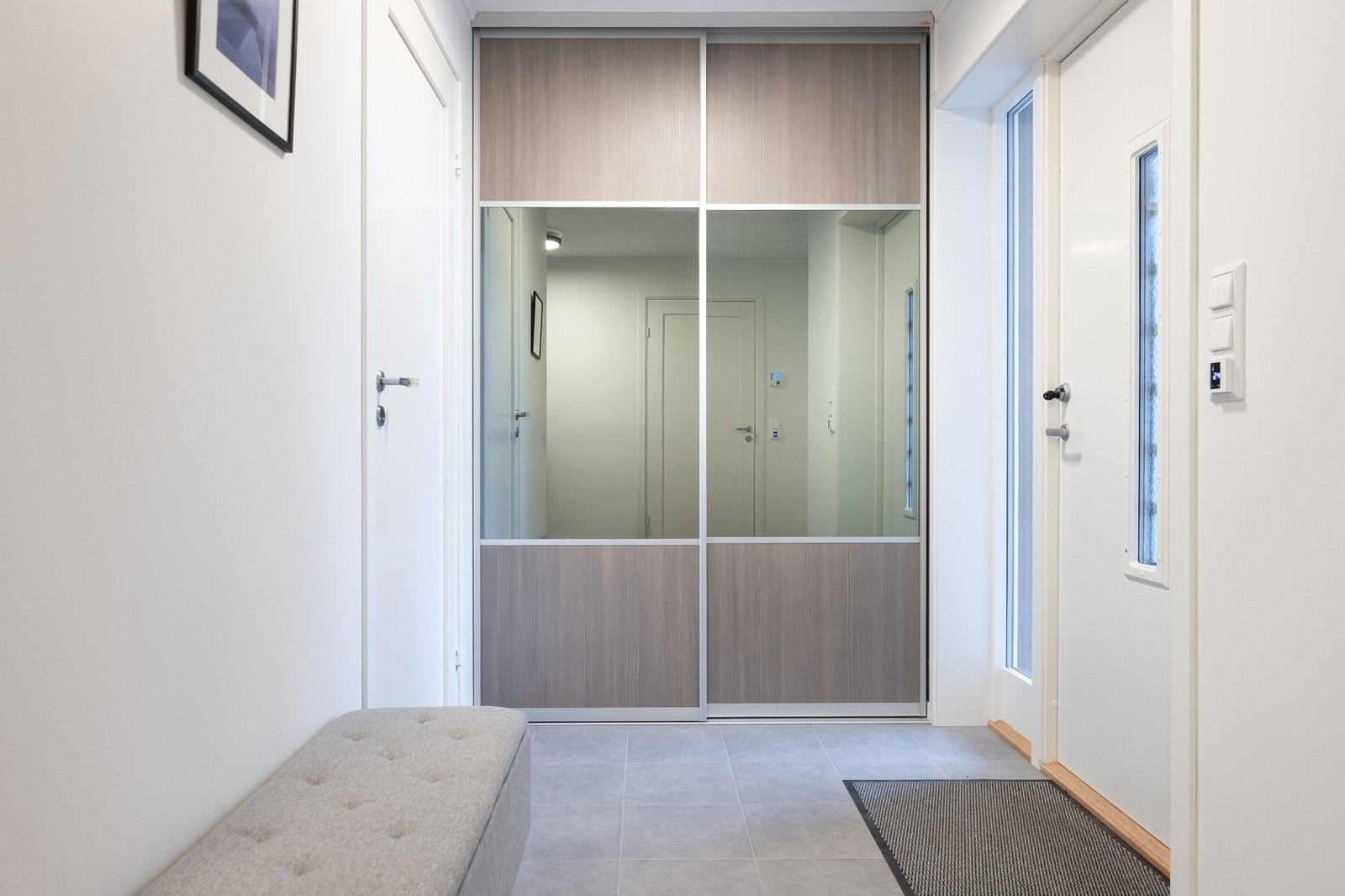 Fin garderobeløsning i entré Galleribilde