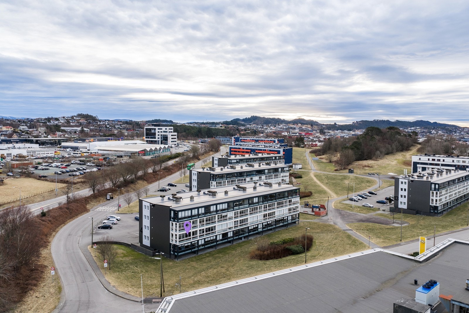 Luftbilde mot øst. Butikker og plantasjen bak til venstre og Haugarhallen bak haugen på høyre side. Galleribilde