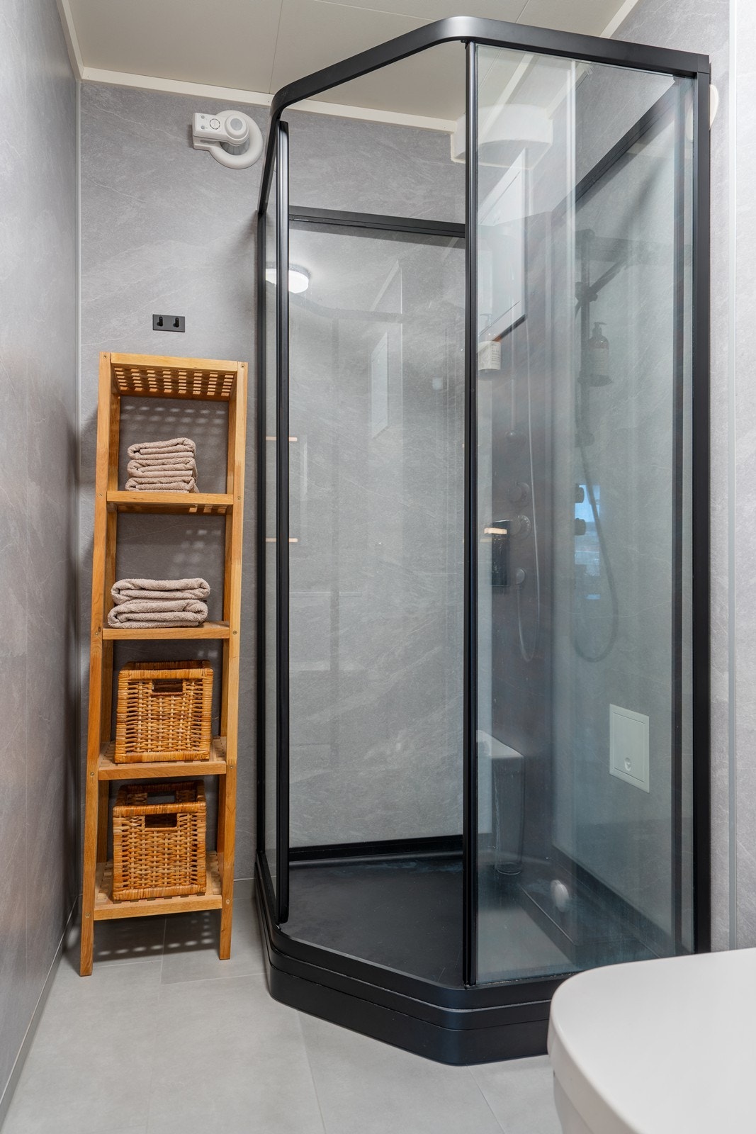 Nyere bad del 1, utført av Geir Sirnes med dusjkabinett. Fliser og varmekabler på gulv. Galleribilde