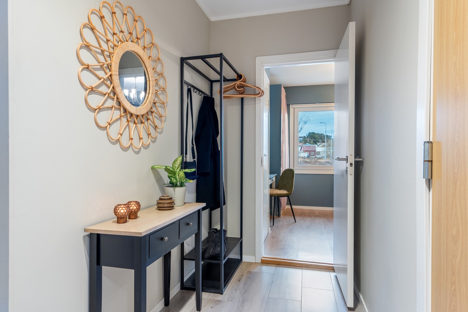 Utsnitt gang m/tilhørende garderobeløsning Galleribilde