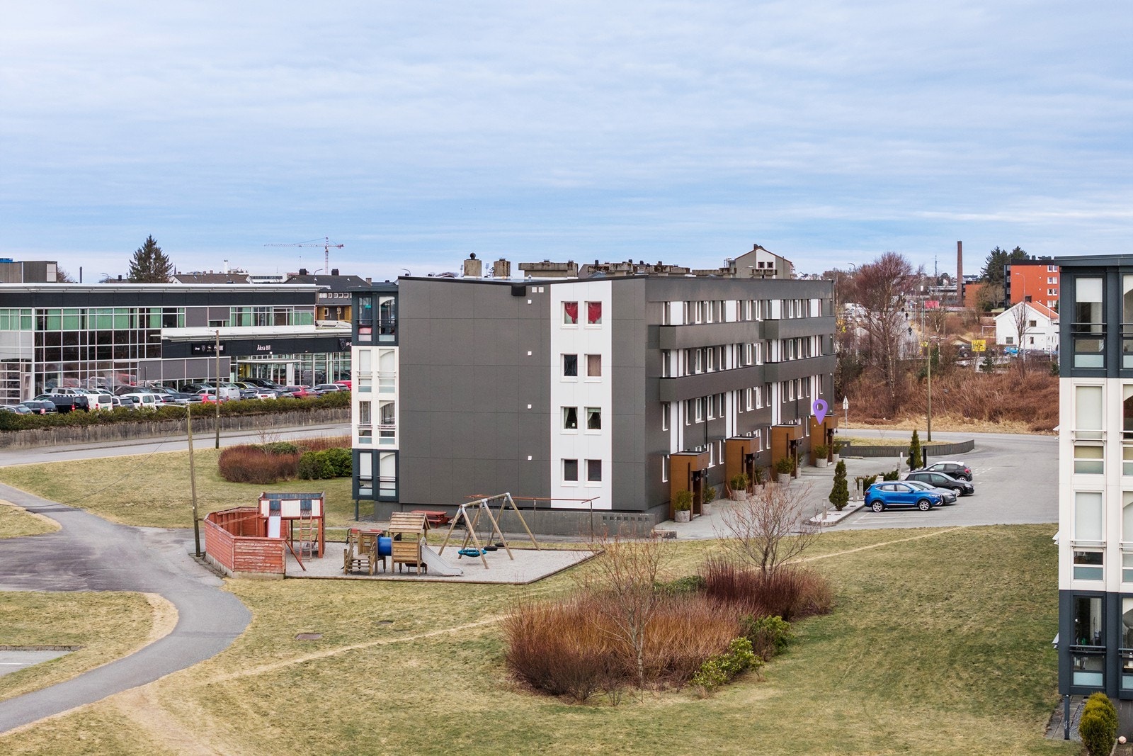 Koselig miljø med lekeplass og sosial møteplass Galleribilde