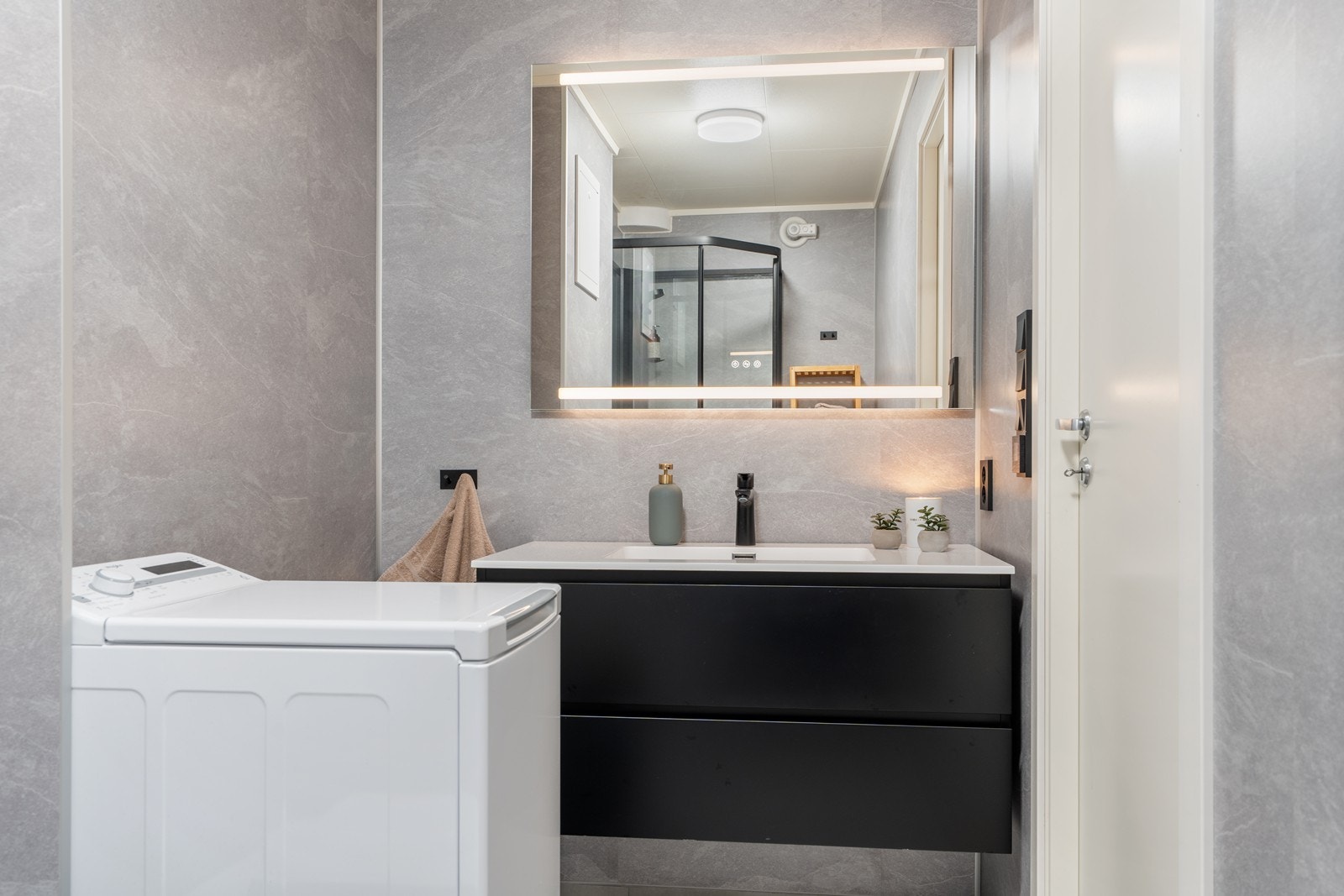 Bad del 2 med tilhørende vaskemaskin og fin innredning. Galleribilde