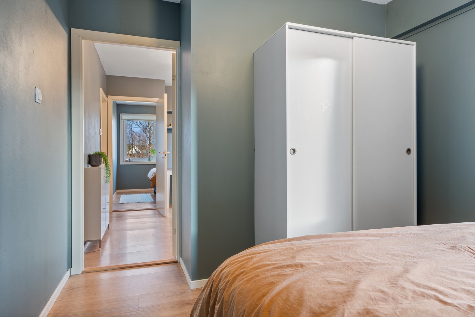 Soverom 1 m/garderobeskap Galleribilde