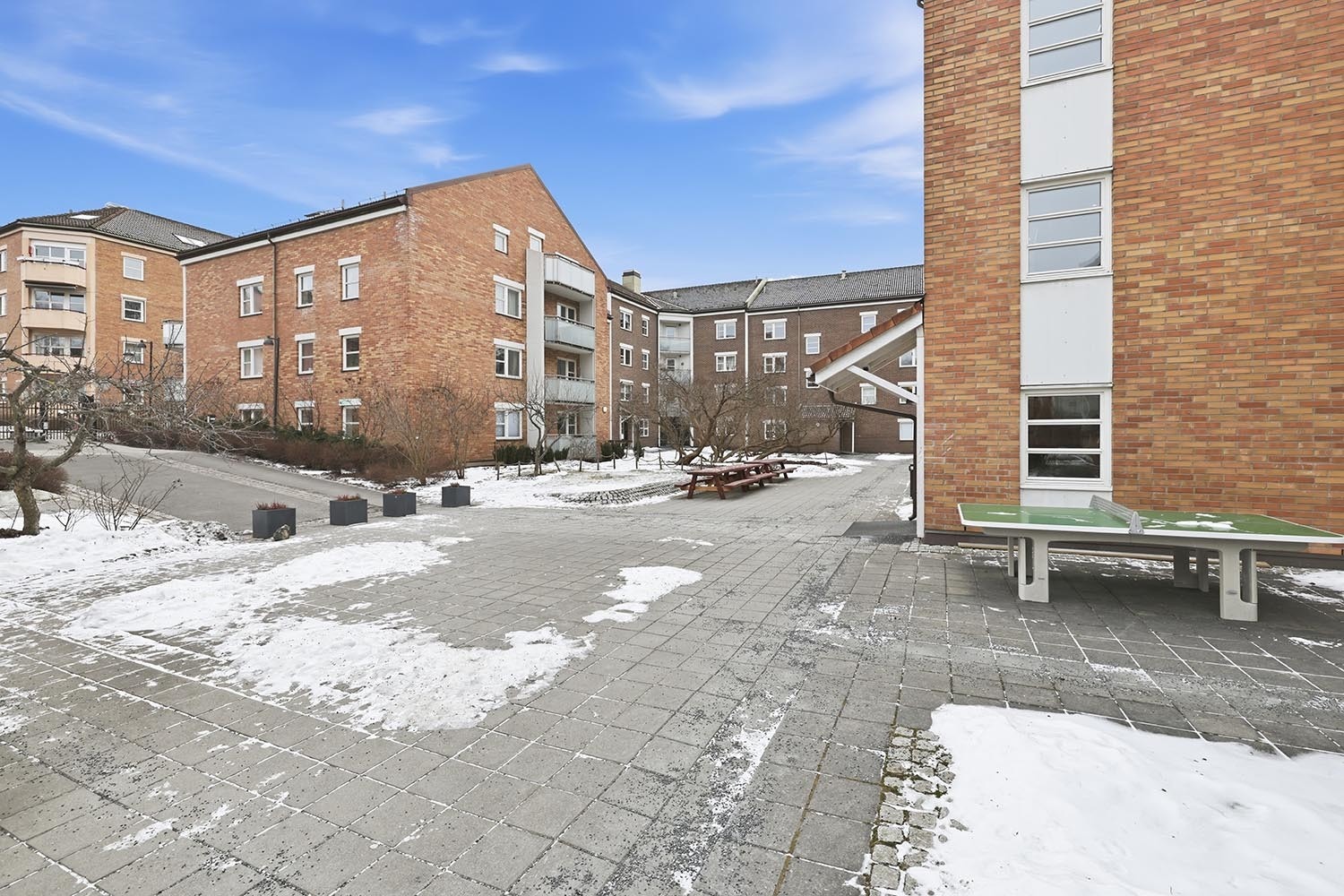 Stor bakgård med bordtennisbord Galleribilde