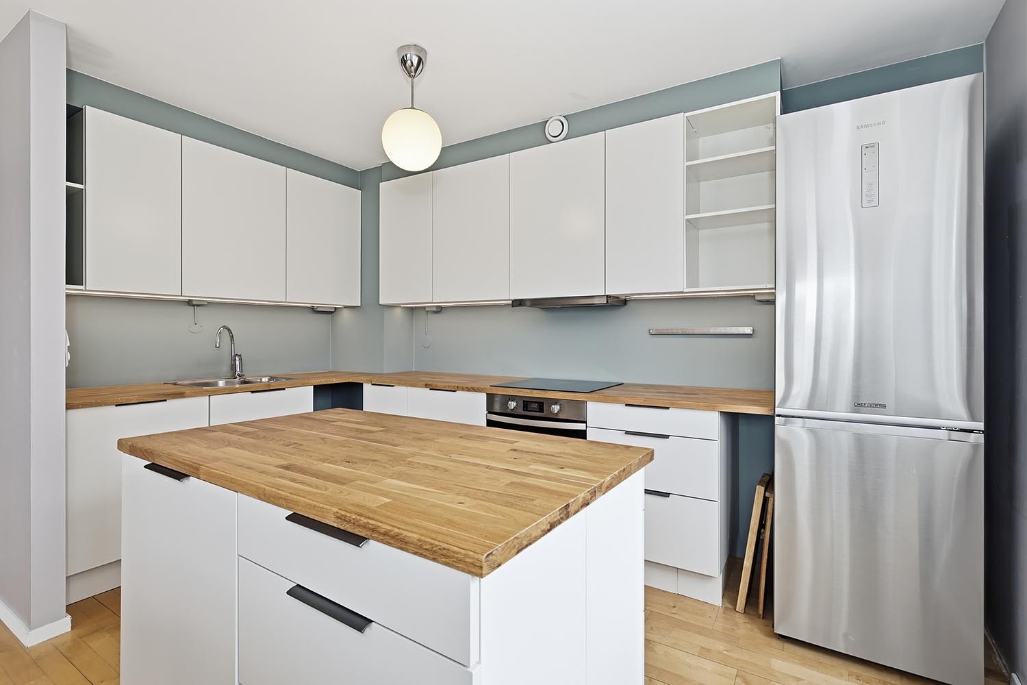 Moderne kjøkken med kjøkkenøy. God plass til oppbevaring og hvitevarer følger med Galleribilde