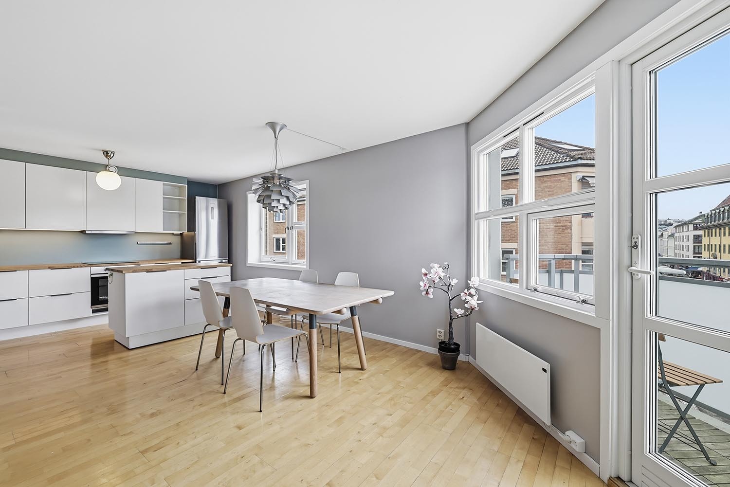 Utgang til balkong fra stuen (bordet på bilde er ikke det som kan følge med) Galleribilde