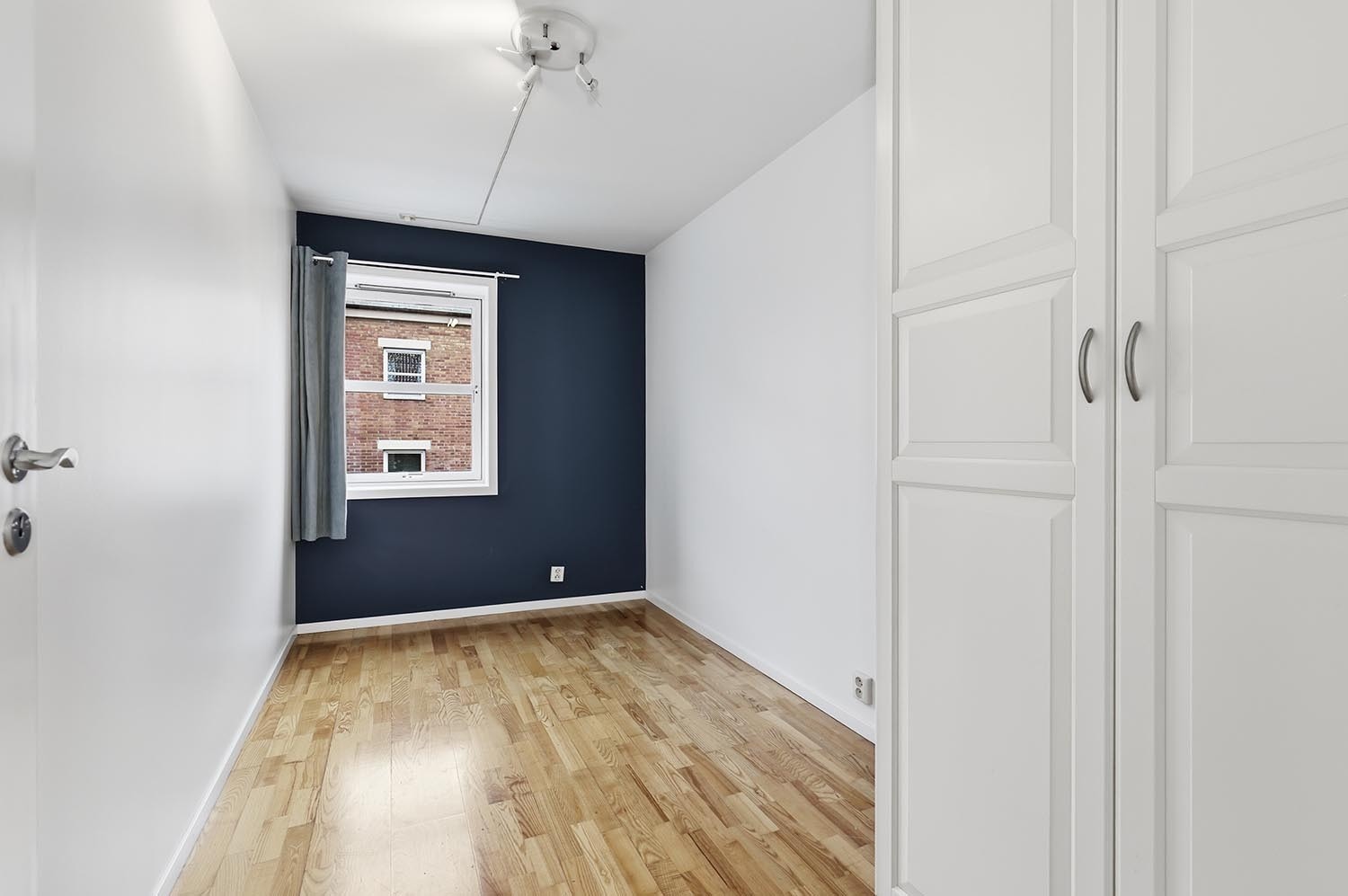 Soverom med garderobeskap. Kan også brukes som gjesterom eller hjemmekontor Galleribilde