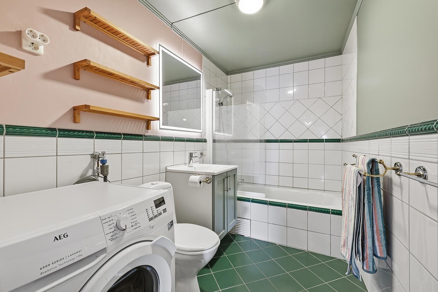 Flislagt bad med varmekabler. Vaskemaskin følger med Galleribilde