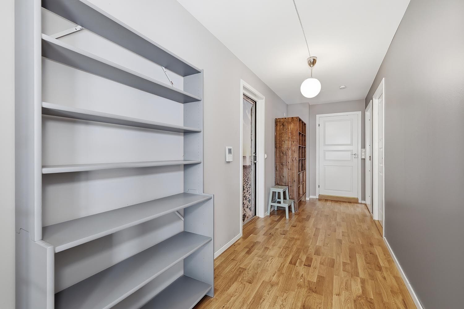 Stor og romslig entre med to hyller. God plass til oppbevaring Galleribilde