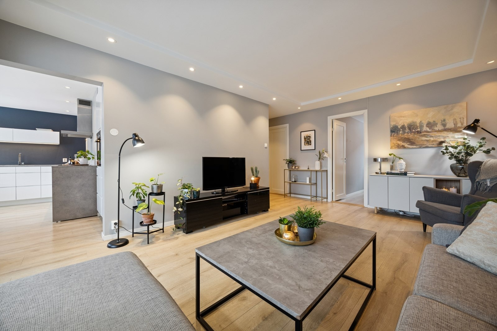 Delvis åpen løsning mellom stue og kjøkken som gir muligheten til å kommunisere med gjestene mens maten tilberedes. Galleribilde