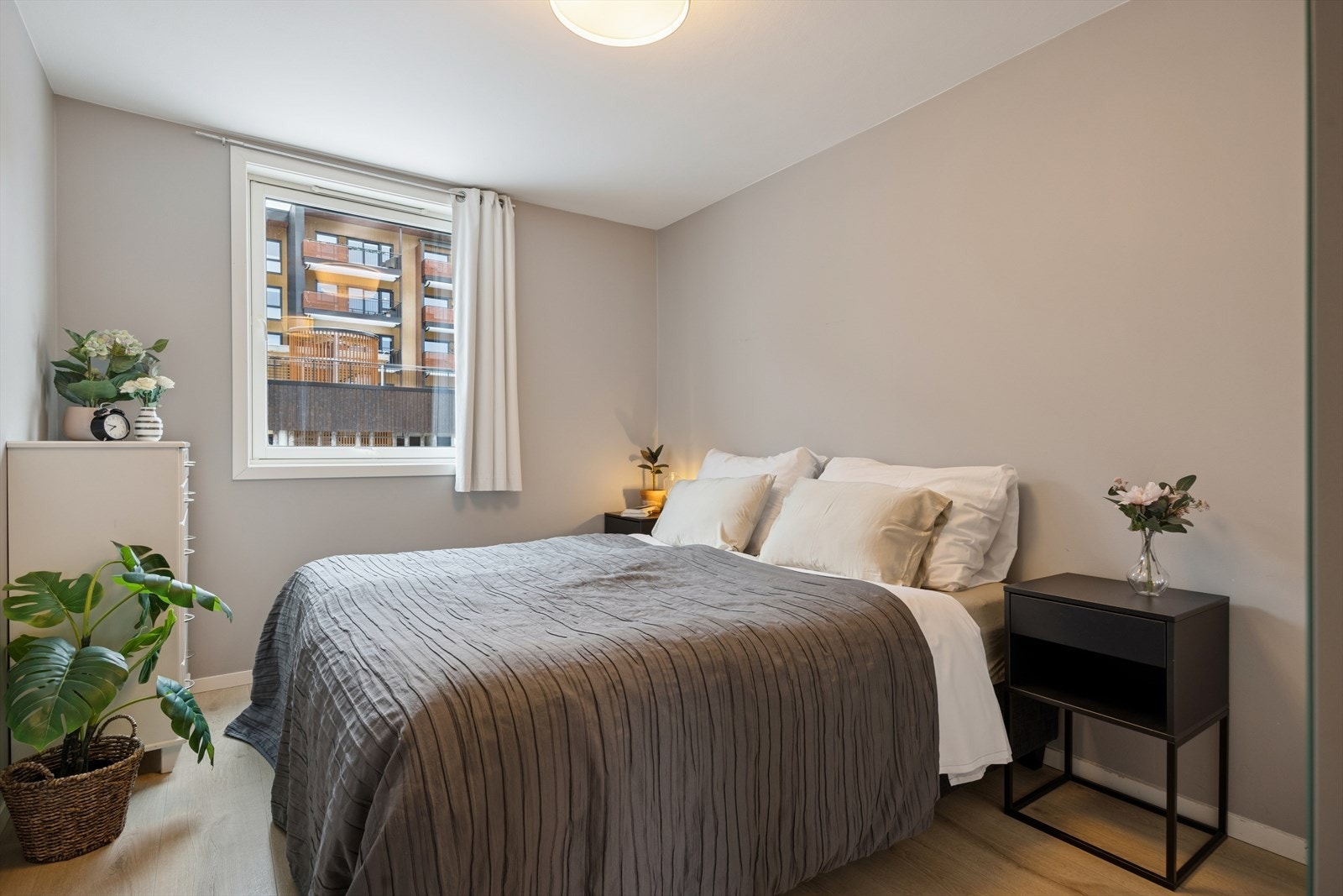 Hovedsoverommet er på 11m² og byr på god plass til dobbeltseng og nattbord. Galleribilde