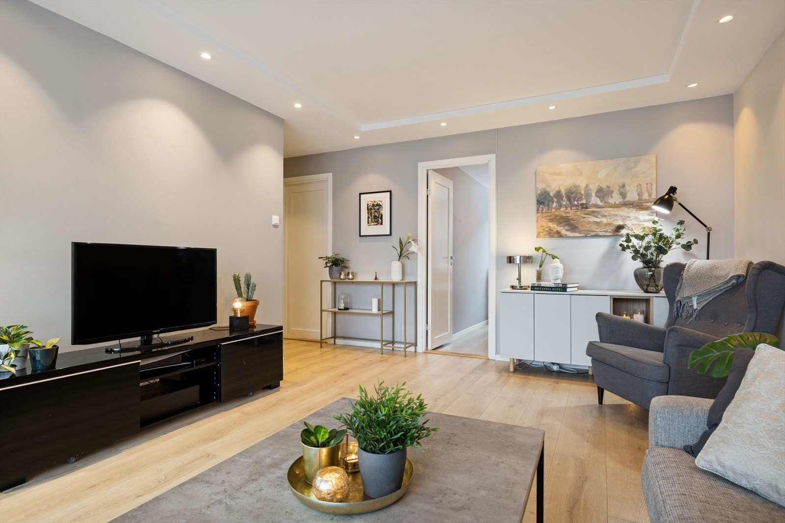 Leiligheten har et stilfullt og moderne uttrykk med gjennomgående gode farge- og materialvalg. Galleribilde