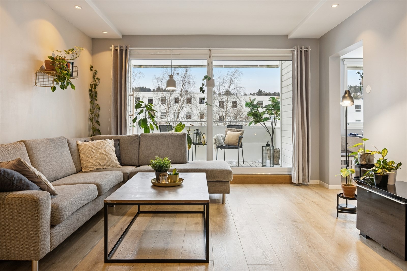 Store vindusflater gir godt med naturlig lysinnslipp i boligen. Galleribilde