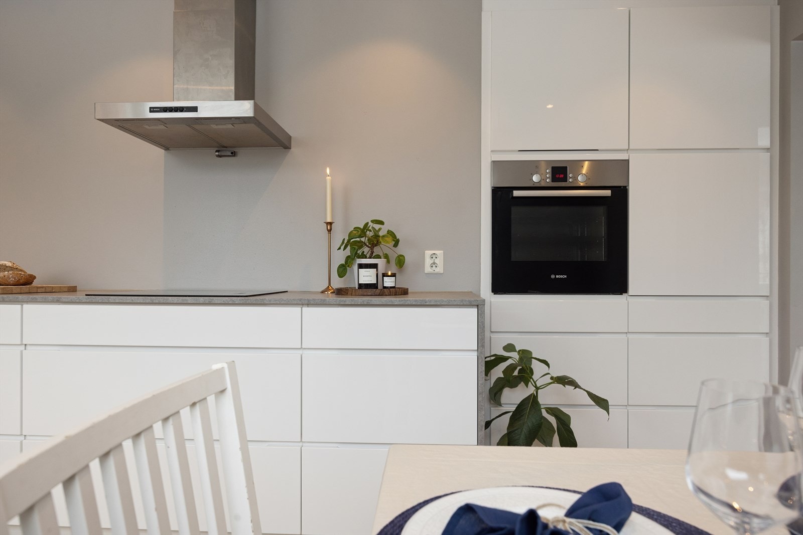 Videre har kjøkkenet integrerte hvitevarer fra Bosch som medfølger i handelen. Galleribilde