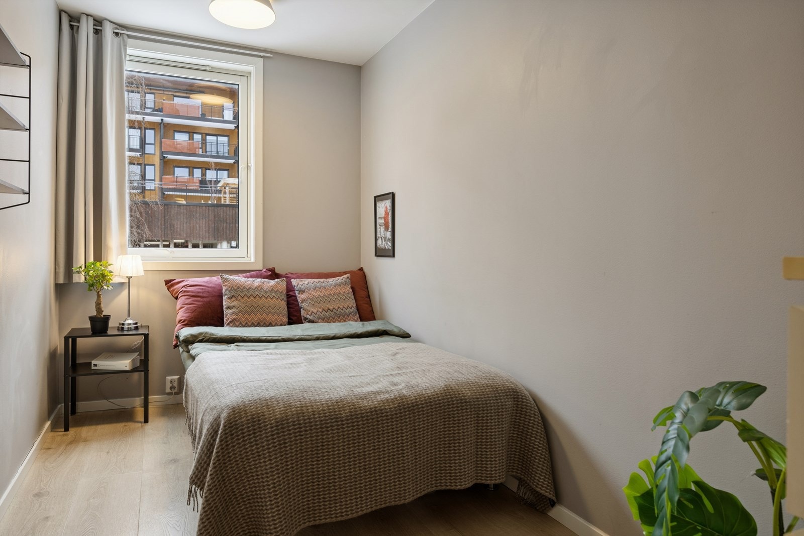 Rommene byr på god plass til seng og garderobe og passer fint som barnerom eller kontor. Galleribilde