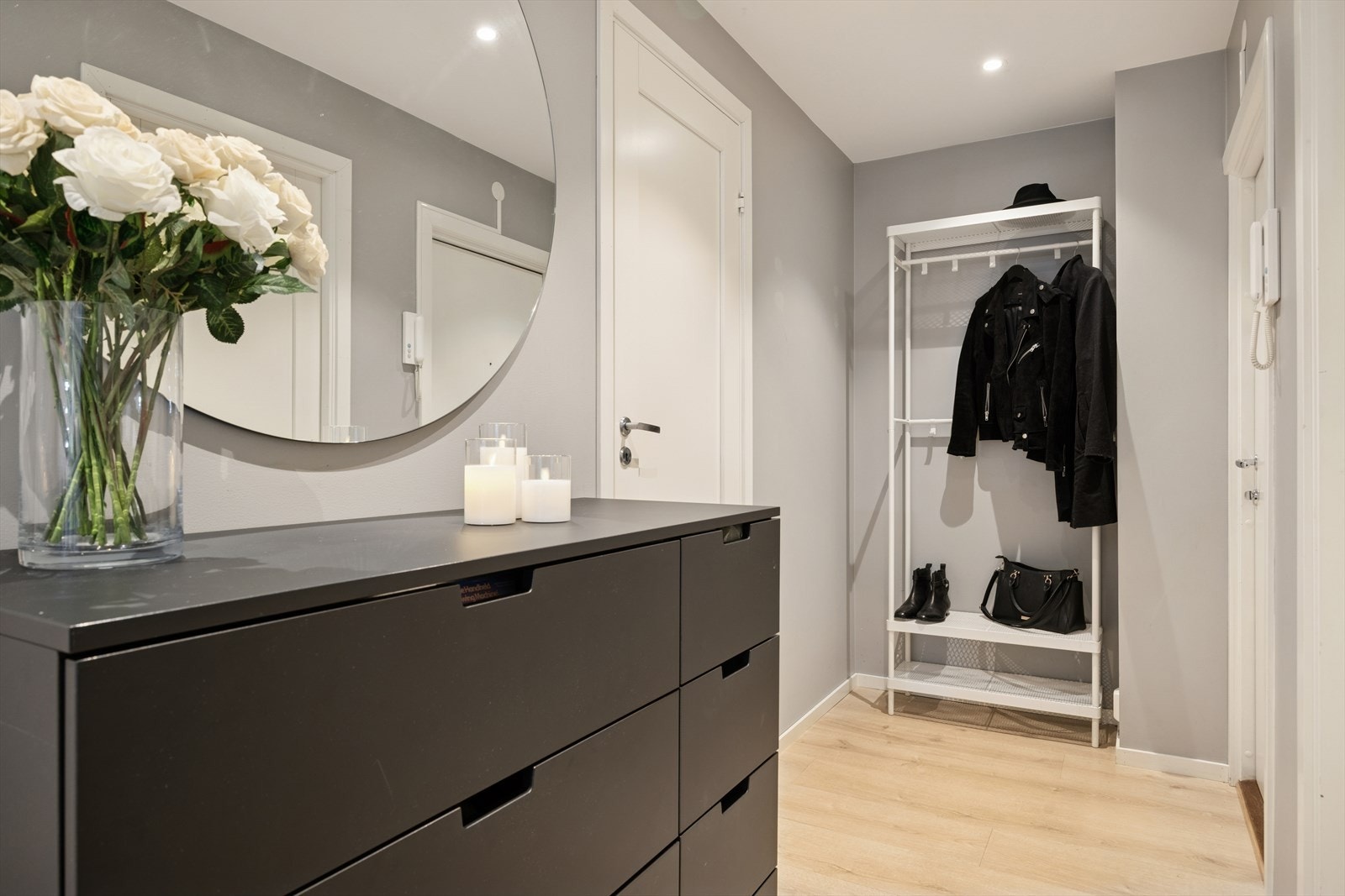 Entreen er på 5m² og har god plass til garderobeløsning. Galleribilde