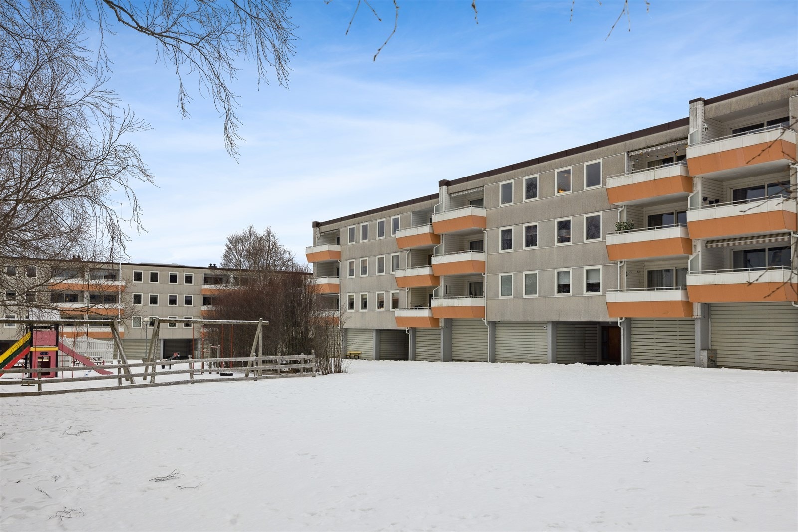 Borettslaget har flotte uteområder med grøntareal og lekeplass. Galleribilde