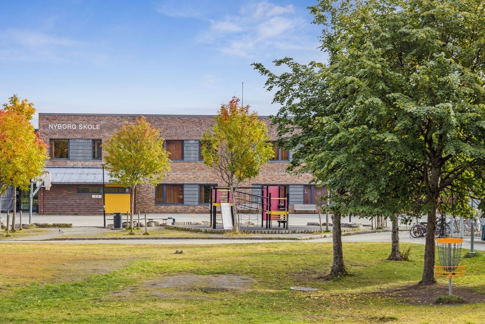 Leiligheten sokner til Nyborg skole som ligger drøyt 500 meter fra boligen med trygg skolevei. Det er også flere barnehager innenfor noen hundre meters gange fra leiligheten. Galleribilde