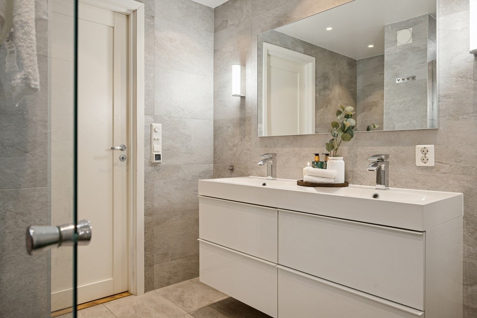 Innredningen har nedfelt dobbel servant og byr på god oppbevaringsplass. Galleribilde