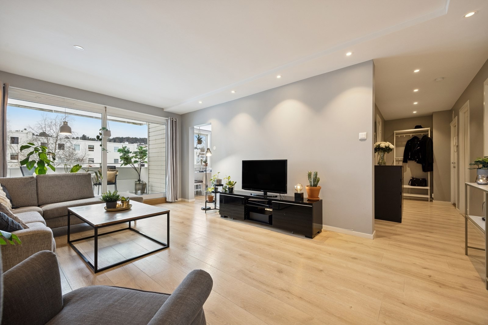 Lys og pen stue på 24m² med flere møbleringsmuligheter. Galleribilde