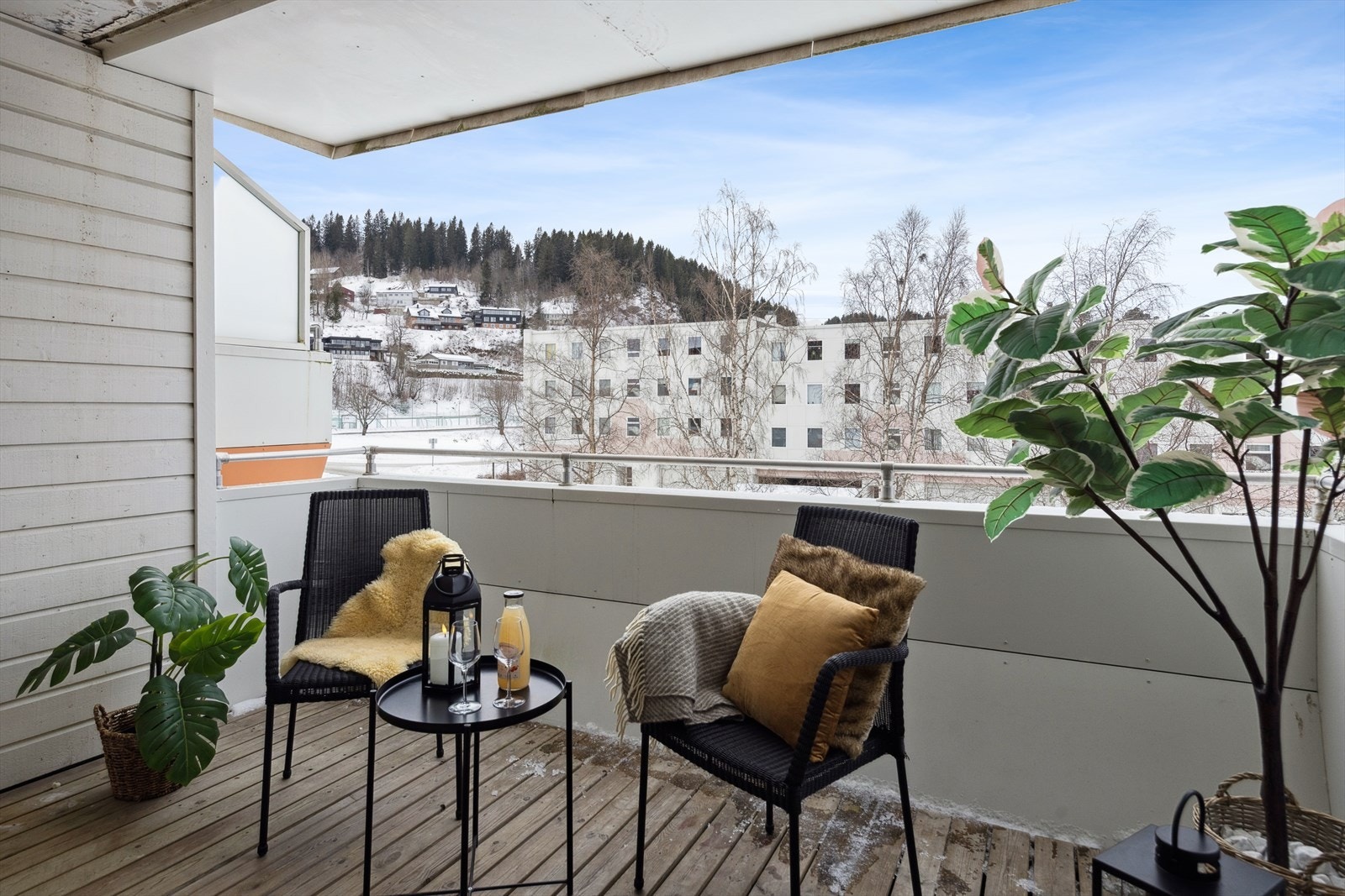 Fra stue har man utgang til en herlig vestvendt balkong på 8,4m² med overbygg. Her kan man nyte sola fra ca. kl. 13:30 til 21:30 på sommerstid ifølge selger. Galleribilde