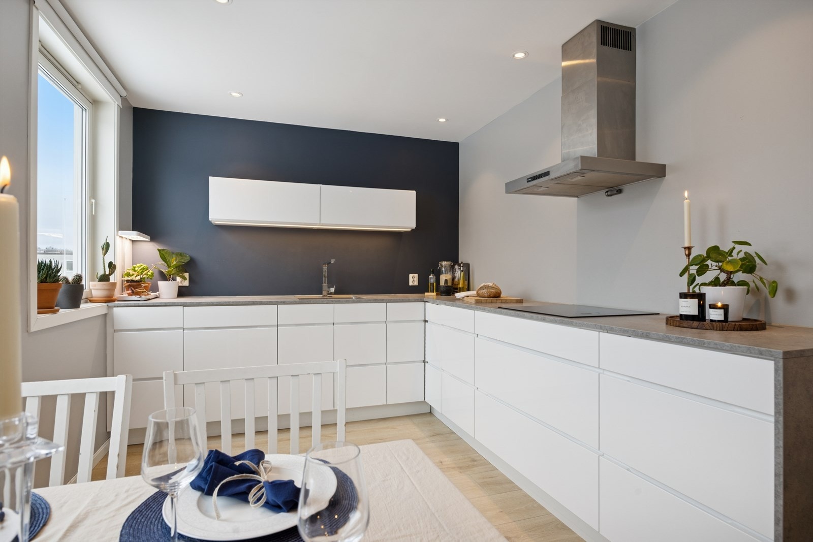 Kjøkkenet er fra 2018 og har flott innredning fra Kvik med slette fronter og laminert benkeplate. Galleribilde