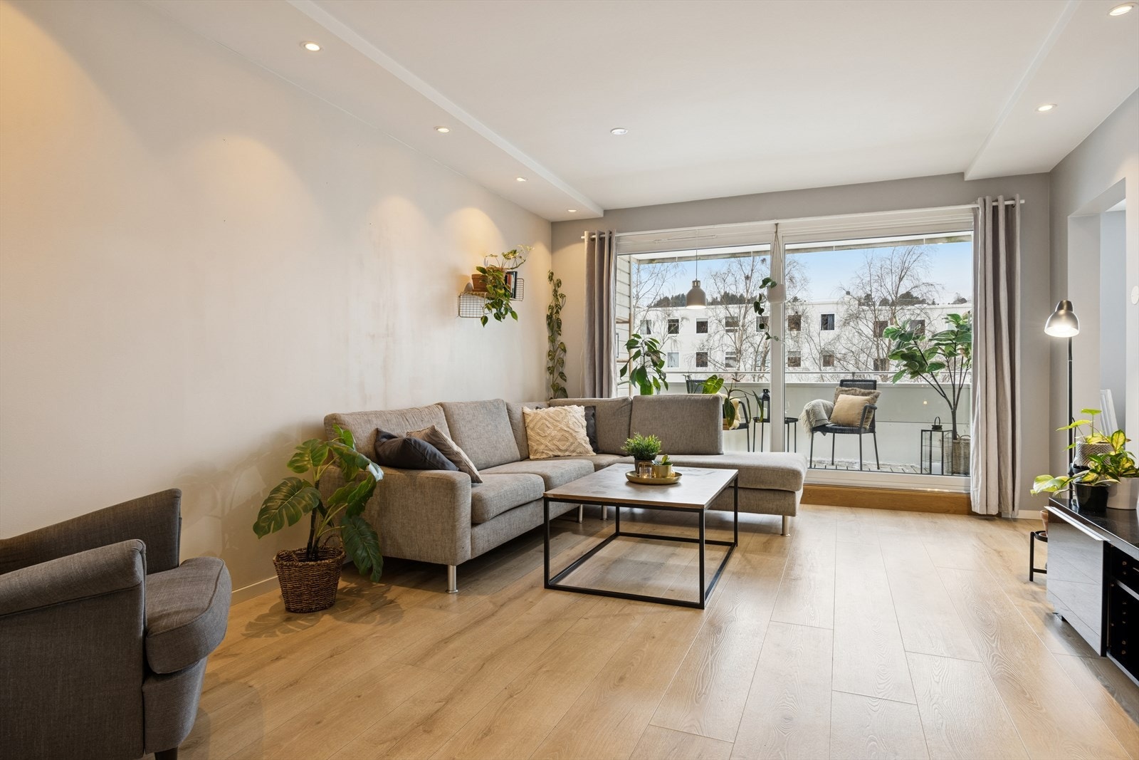 Leiligheten ble gjennomgående oppusset i 2018 med god standard og moderne farge- og materialvalg. Galleribilde