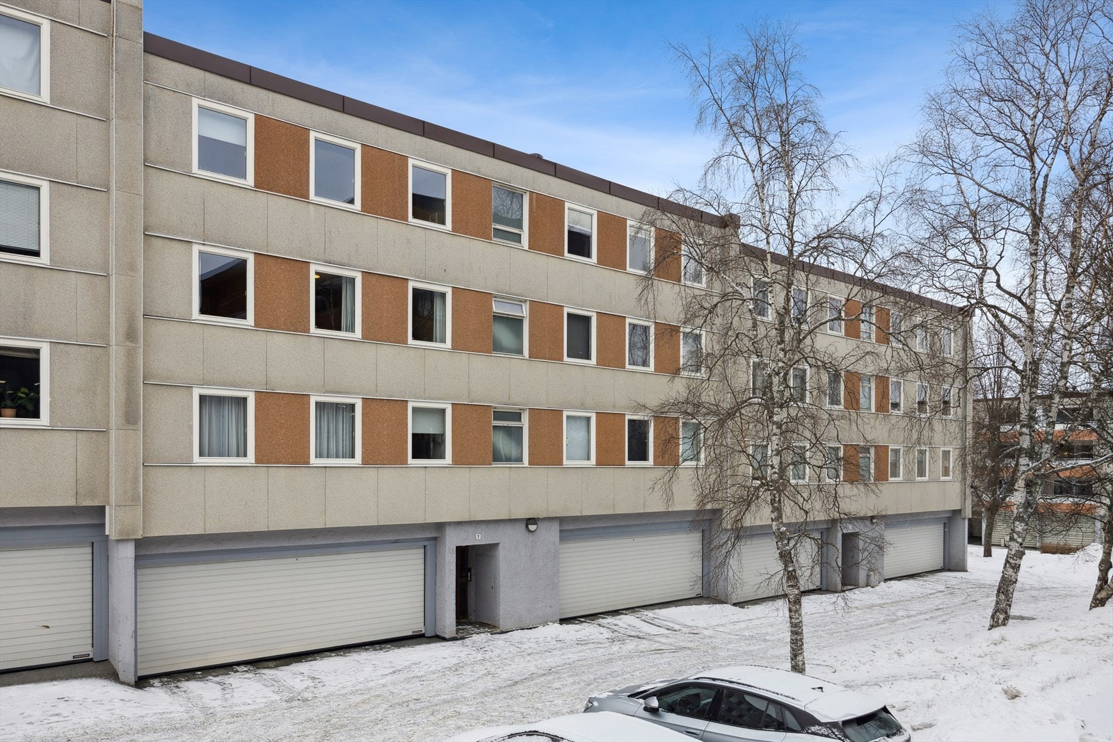 Det medfølger fast garasjeplass til leiligheten. I tillegg har leiligheten 2 boder og borettslaget felles sykkelbod. Galleribilde