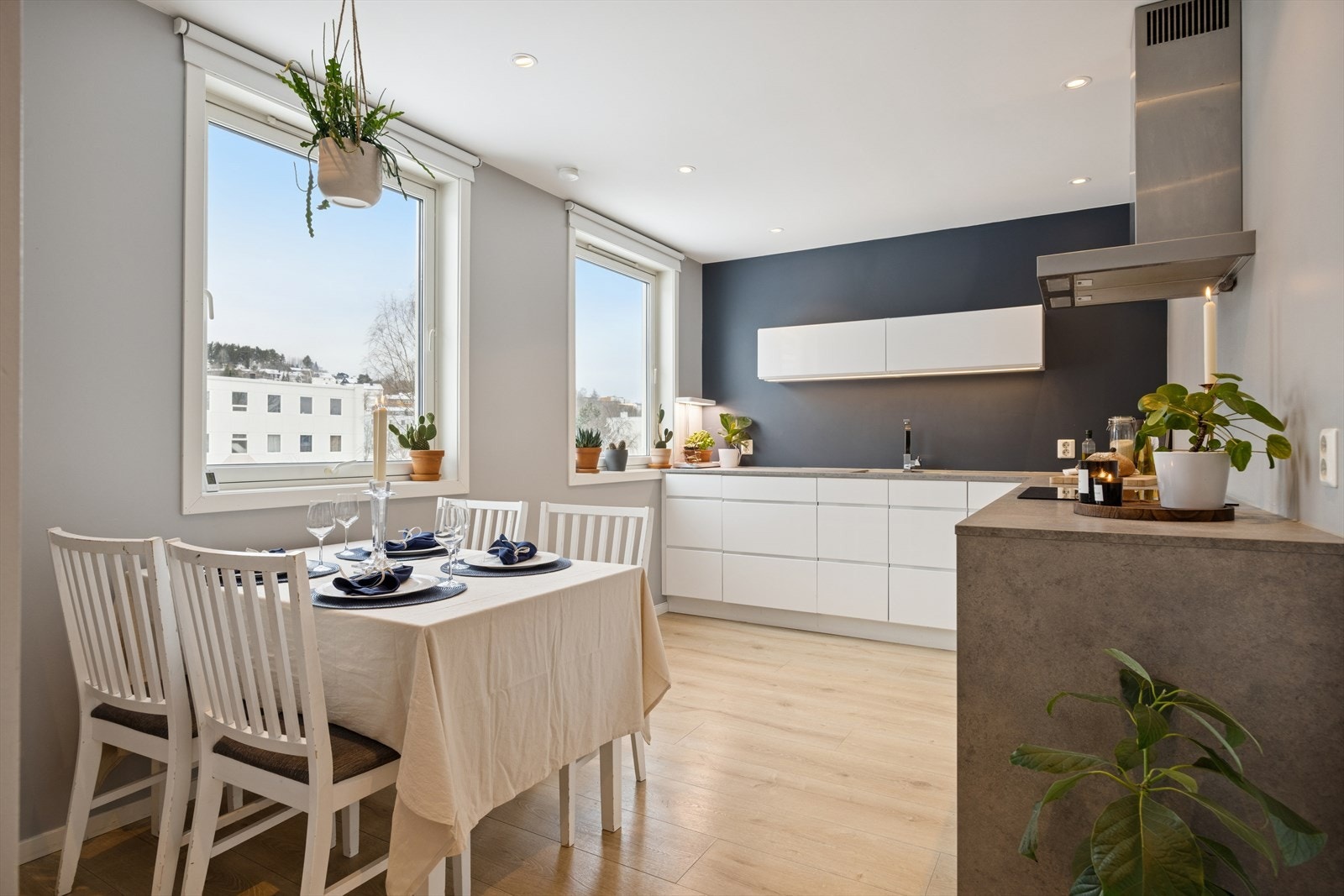 Separat kjøkken på 13m² med god plass til spisebord. Galleribilde