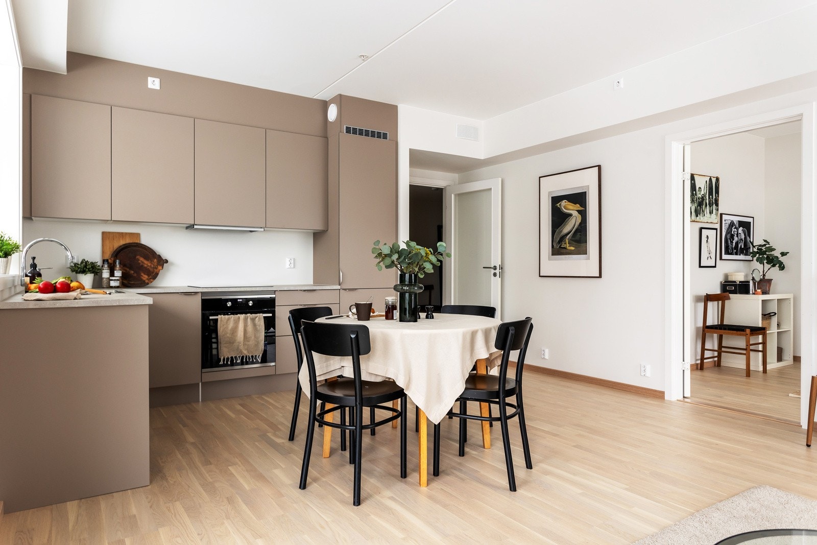 Pent kjøkken med god benkeplass Galleribilde