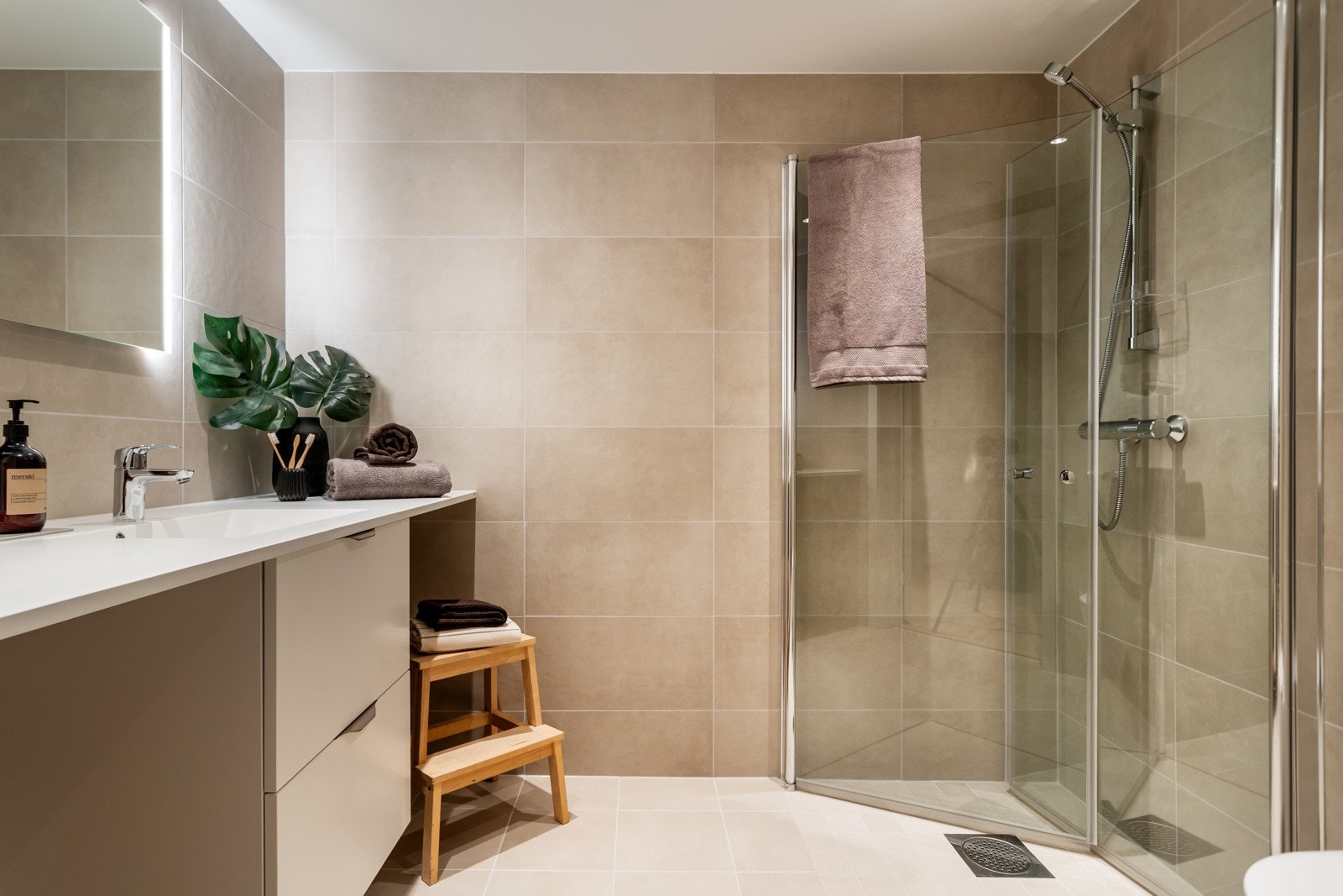 Delikat bad med lyse pene fliser på vegg og gulv Galleribilde