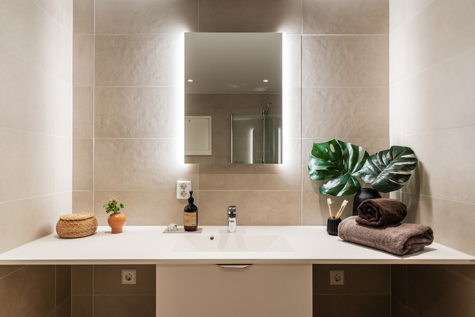 Plass til vaskemaskin og tørketrommel under benk Galleribilde